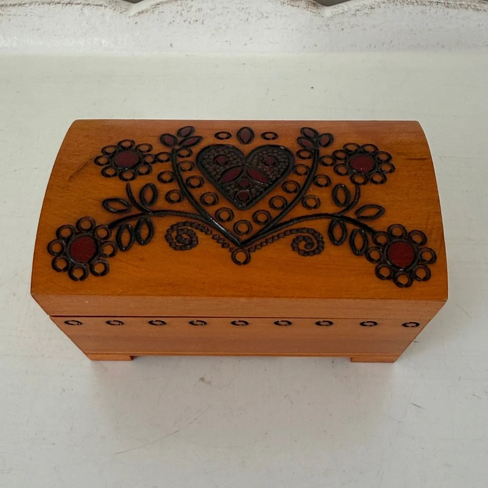 Vintage Wooden Trinket Box Polish Folk Art Handcarved Hearts - Made in Poland - Picture 11 of 11